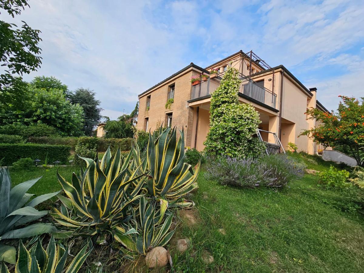 Casa Vincenzo 130 Mq Con Portico Ed Ingresso Esclusivo Dal Giardino Villa Felino Buitenkant foto